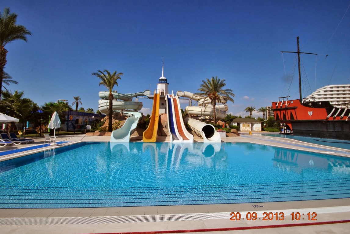 imagini hotel TITANIC LARA